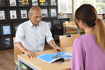 松下モータース店内
